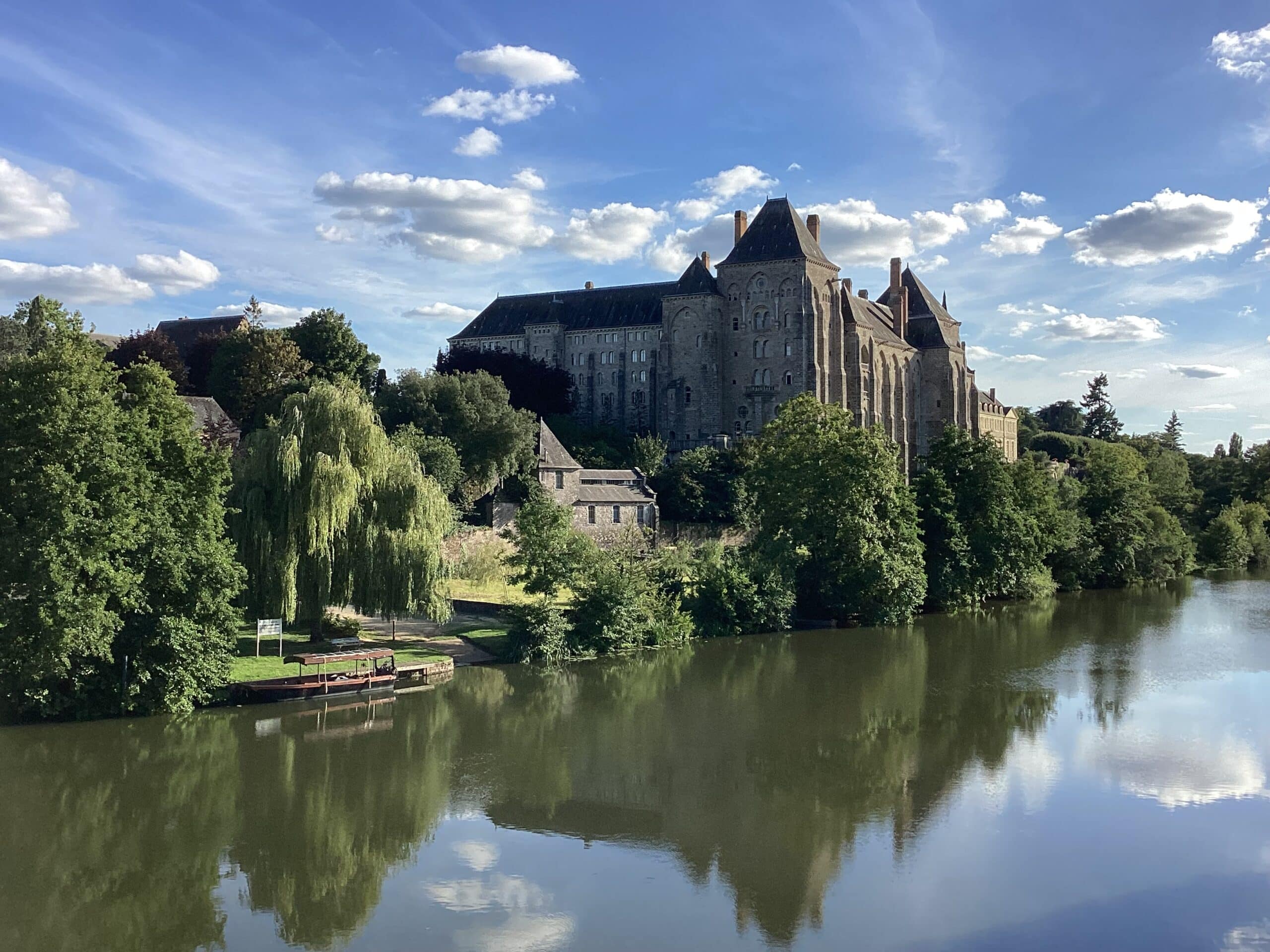 Château médiéval au bord de Loire photo prise d'un bateau de Loire