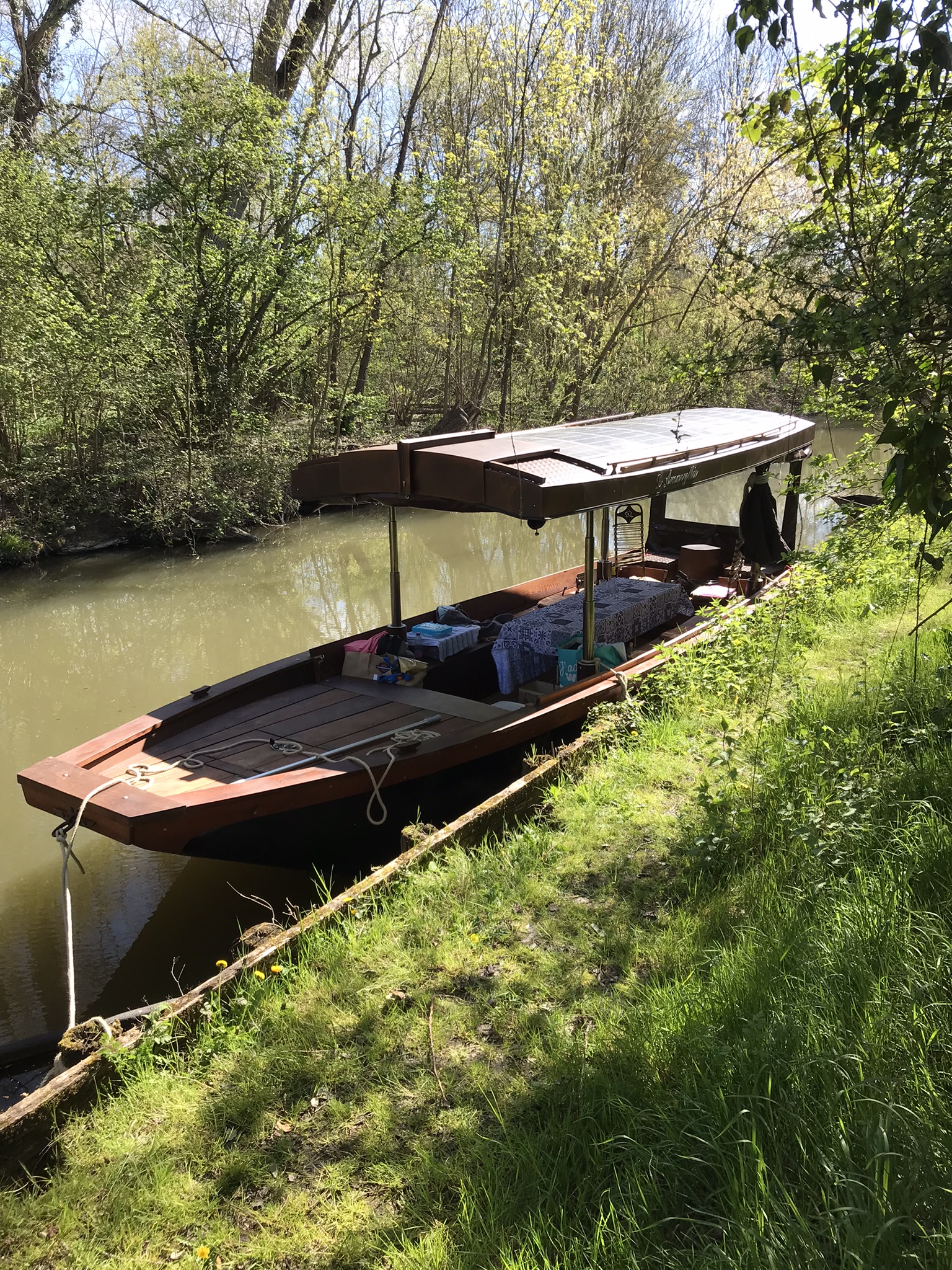 Toue cabanéee - Bateau de Loire amarrée, nature verdoyante.