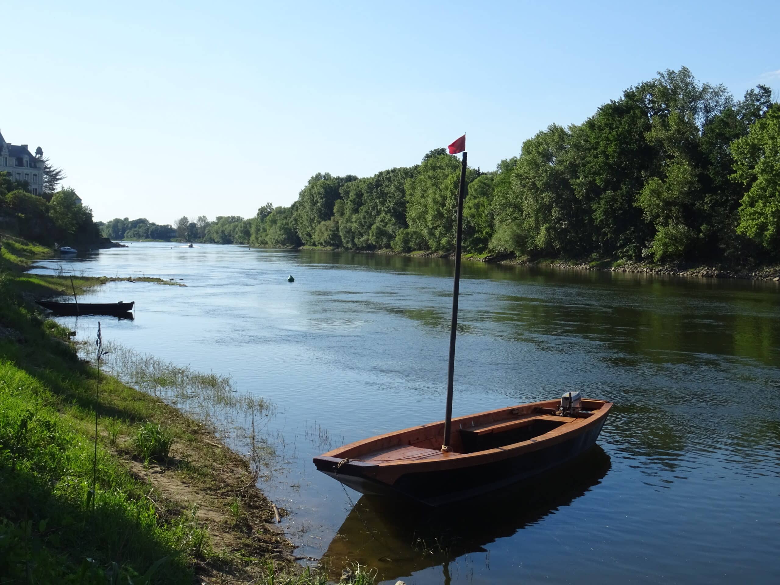 Barque flottante sur rivière paisible.