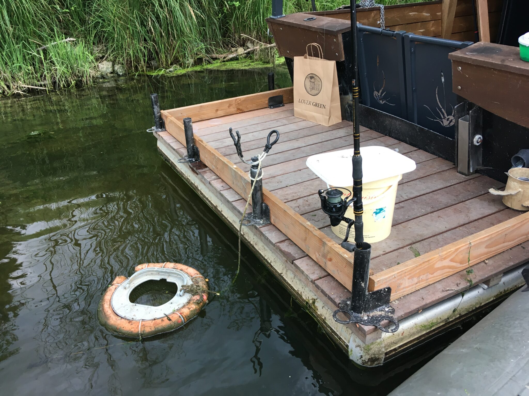 House boat Loire Ponton bois, bouée, matériel de pêche