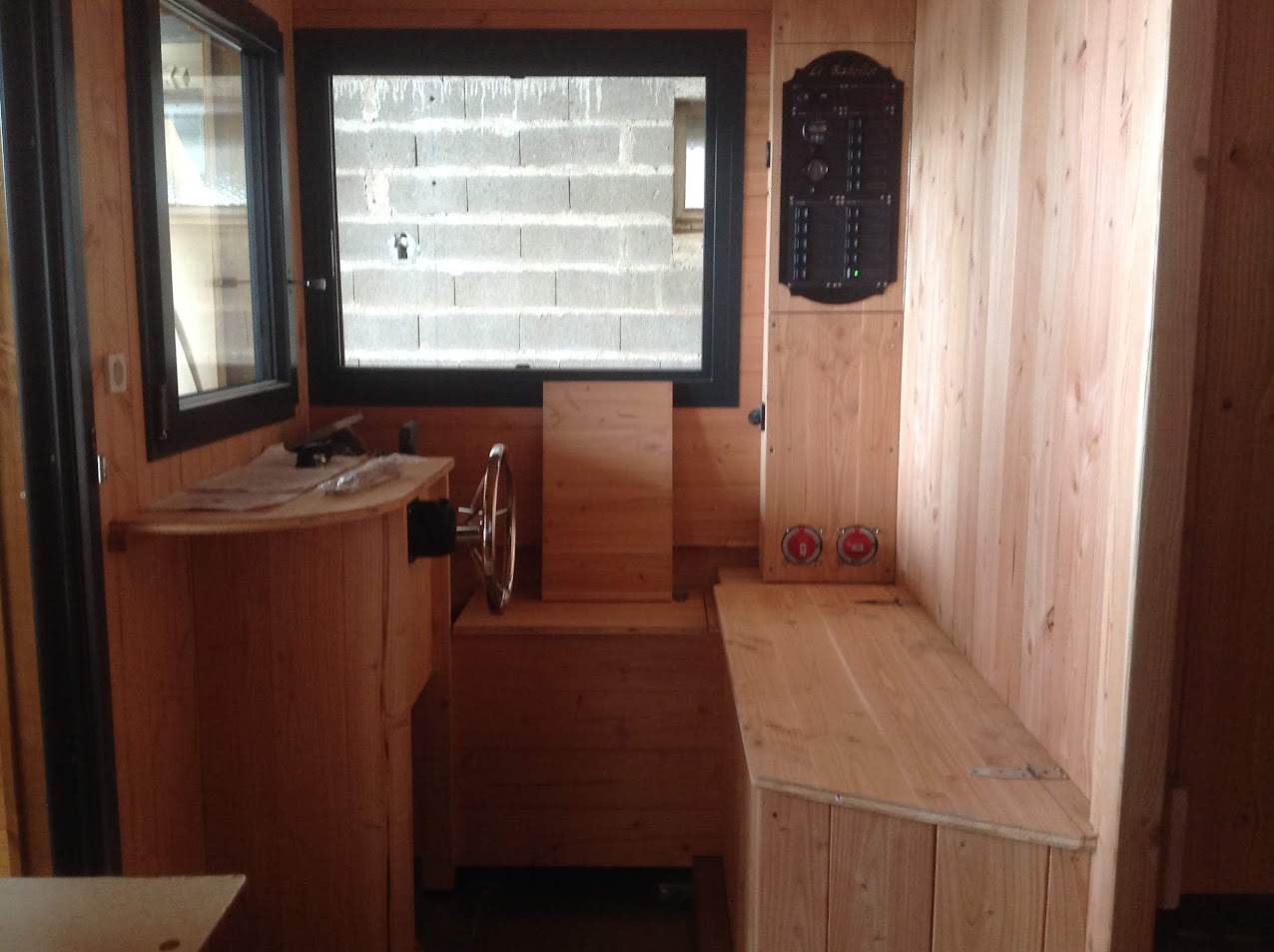 Intérieur en bois bateau de Loire avec tableau électrique.