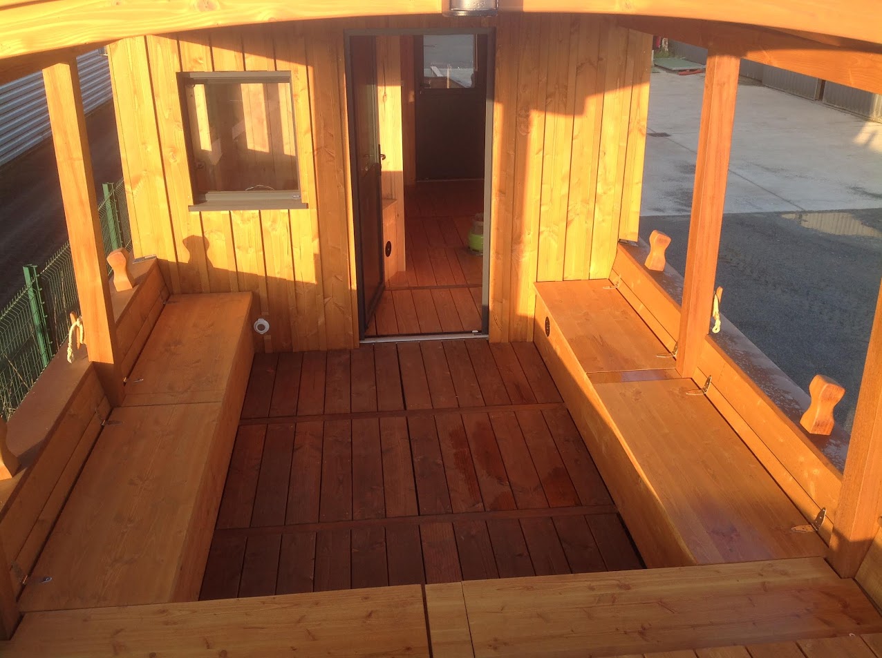 Terrasse en bois avec bancs intégrés.