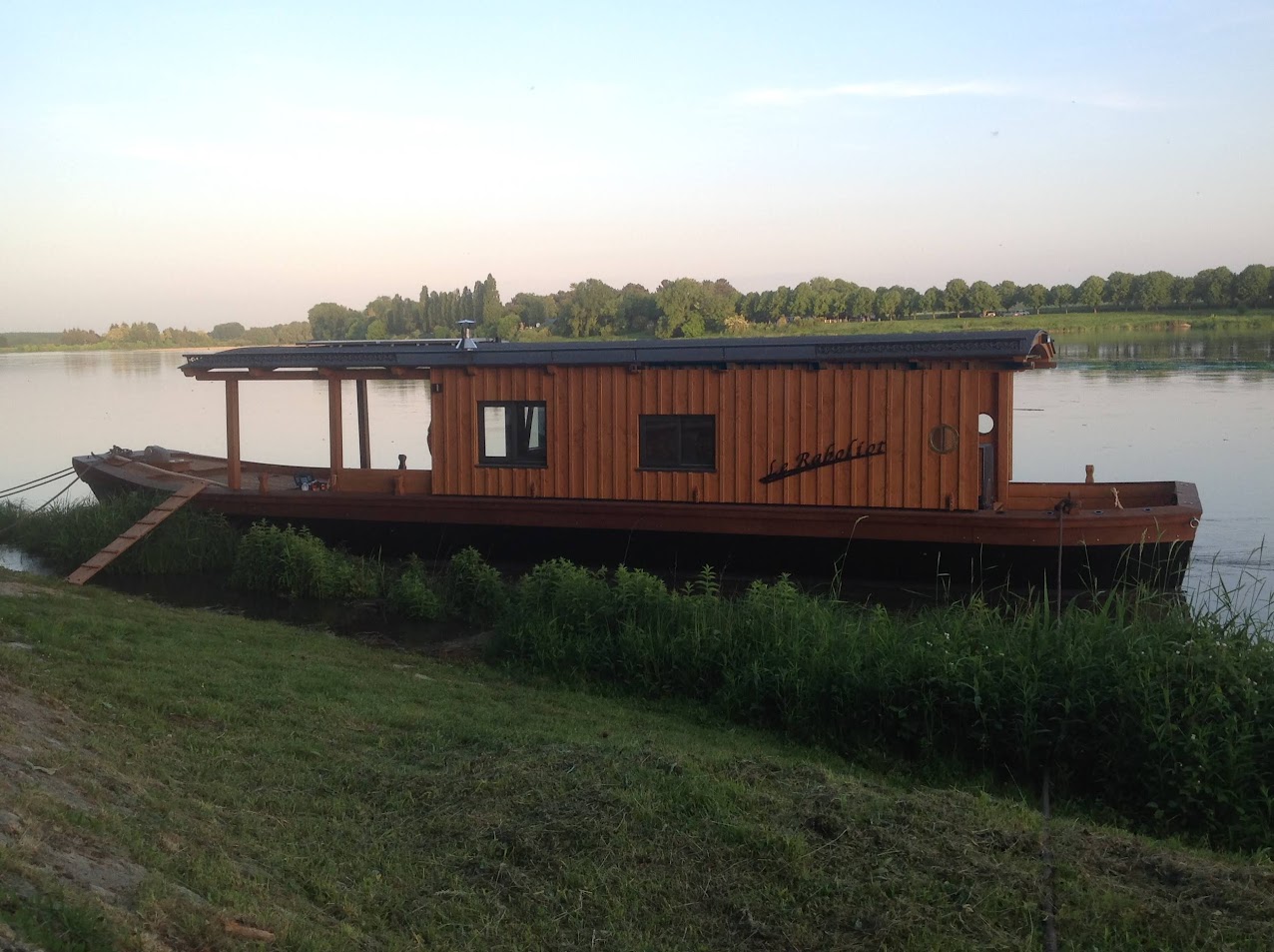 Fabrication Toue Cabanée en bois amarrée sur la Loire