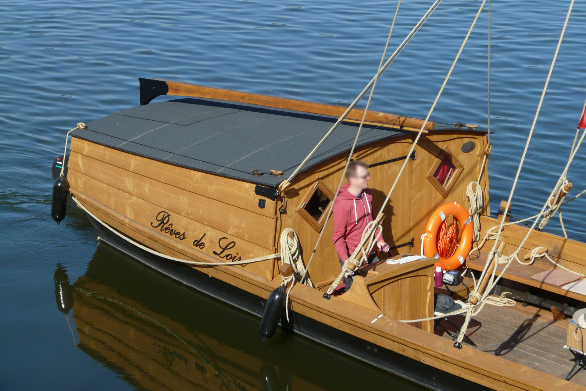 Bateau à voile en bois sur l'eau.