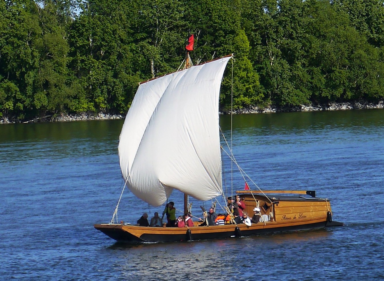 Toue Sablière - Voilier traditionnel naviguant sur l'eau.