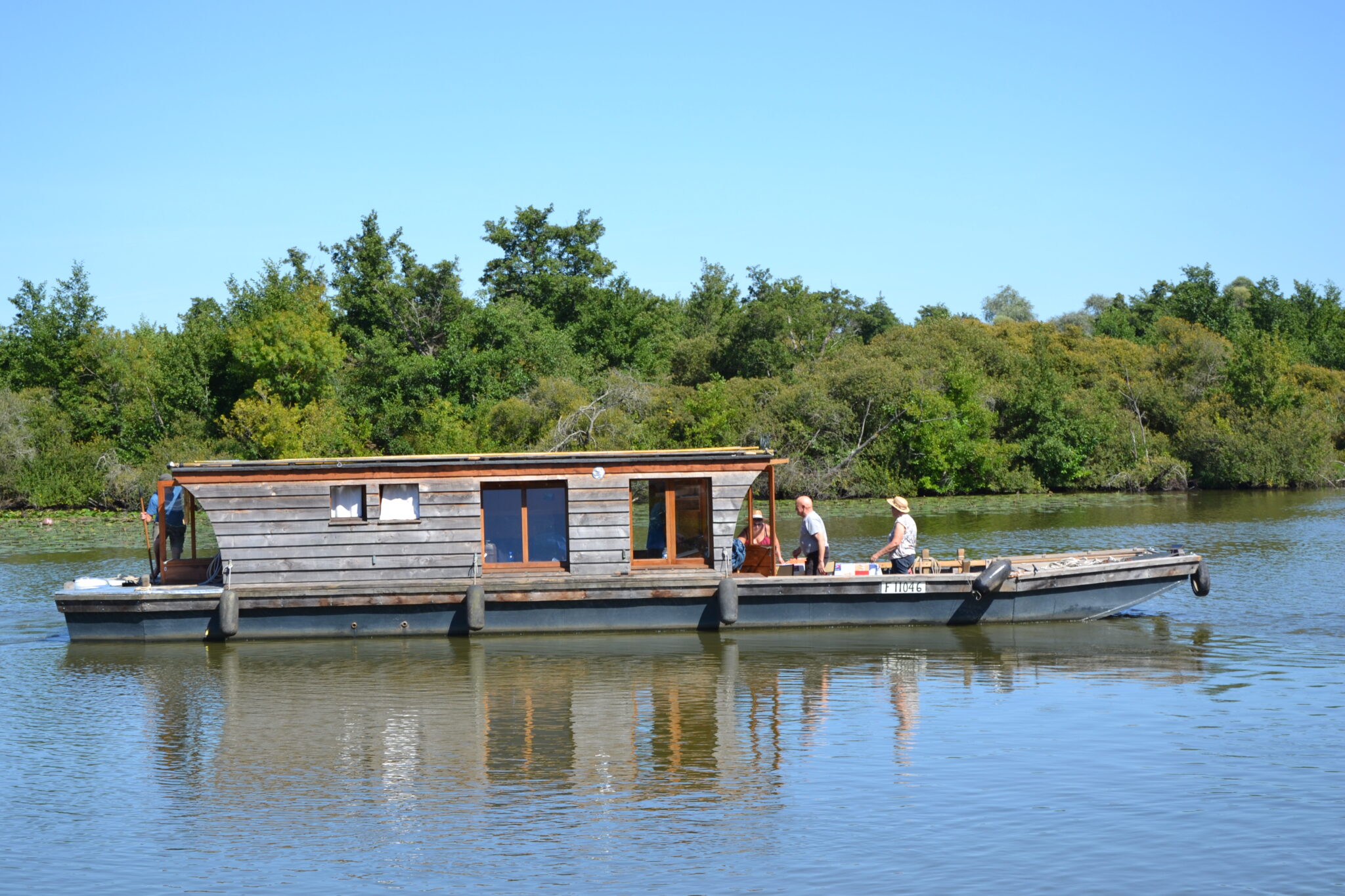 Maison flottante sur une rivière.