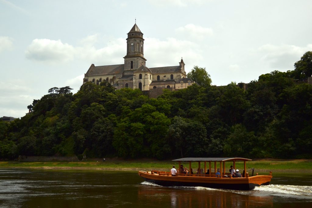 Toue Cabanée Bateau sur la Loire devant église historique et forêt